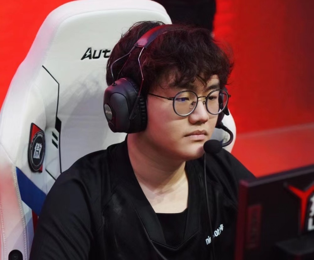 Rookie伤退球迷热议(rookie之前是哪个队的) Rookie伤退球迷热议(rookie之前是哪个队的)